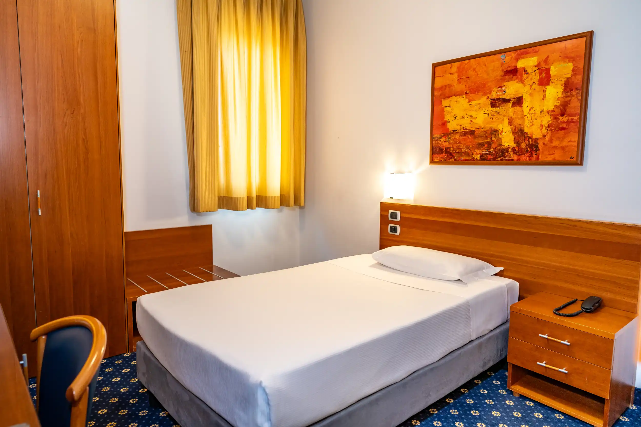 Single room with French bed